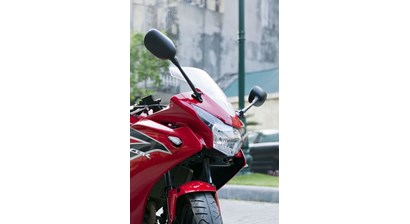 Vì sao xe máy cần lắp gương chiếu hậu?